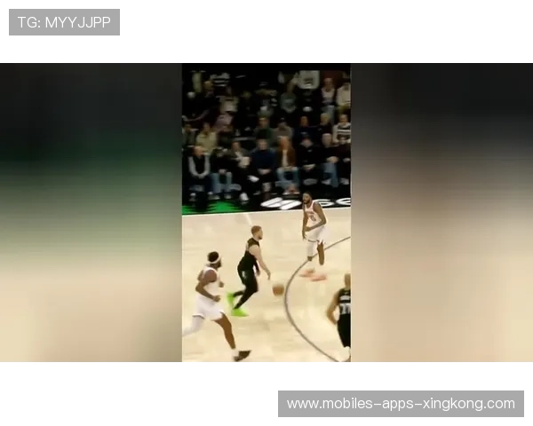 戈贝尔空接暴扣展现禁区统治力